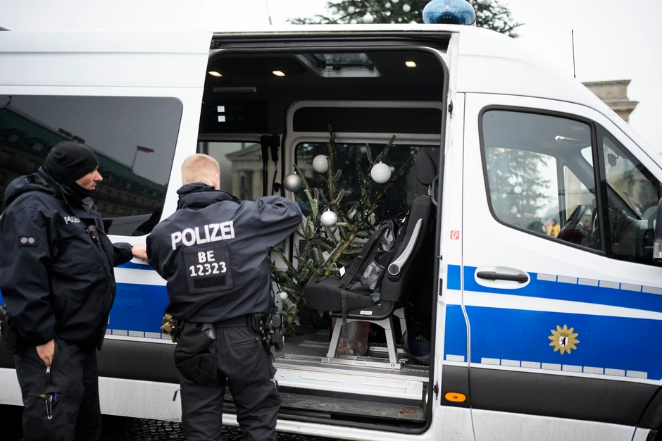 Vrh božićne jelke u policijskom vozilu