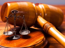 Po pracy komendant może sobie bezkarnie kopać ludzi