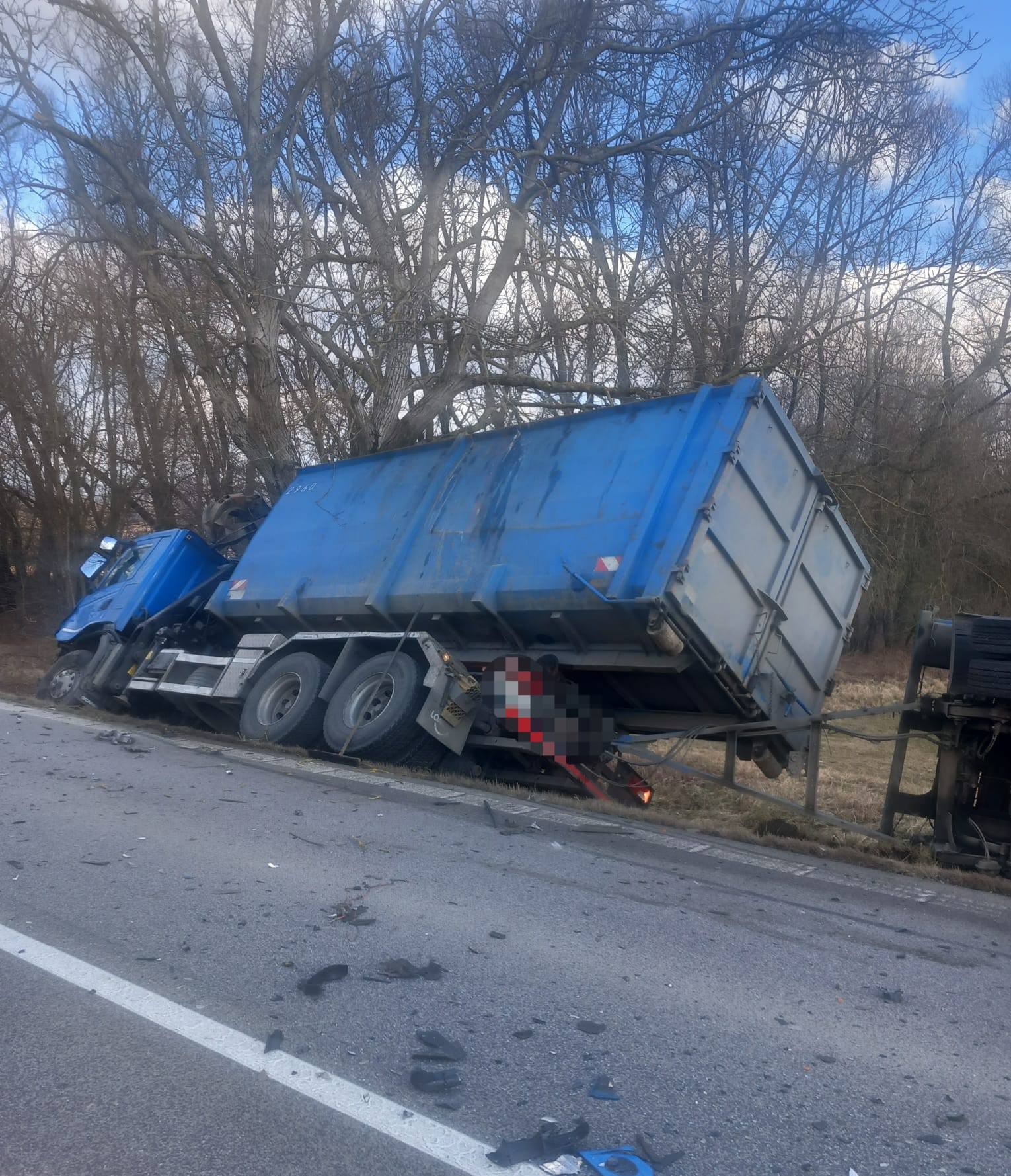 Un bărbat a cedat la răni la locul accidentului.