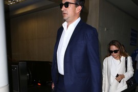 Sarkozijev brat IZBACIO IZ STANA 17 godina mlađu suprugu, prestao da plaća KIRIJU pa ju je optužio da ga je OPLJAČKALA: "Imam muža, maćeha sam, imam život", govorila je pre raskida, njegova bivša sve naslutila