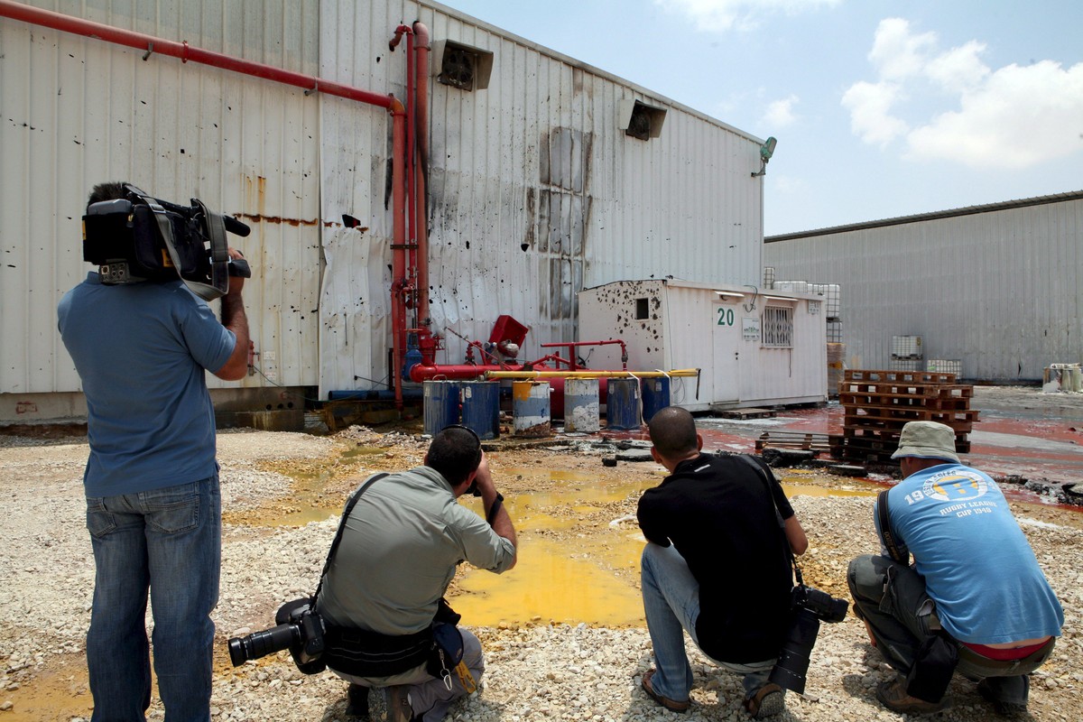 Fotoreporterzy dokumentują zniszczenia na terenie kibucu Nir Oz w pobliżu Strefy Gazy. Zdjęcie archiwalne z 2008 roku