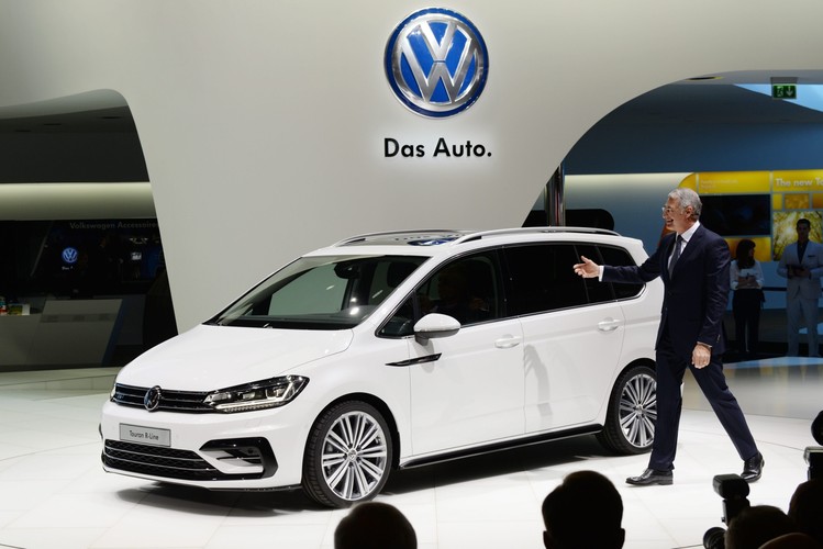 Heinz-Jakob Neusser (P), członek Zarządu Volkswagen AG, prezentuje nowy model Volkswagen Touran.
<br><br>Fot. EPA / Felix Kaestle