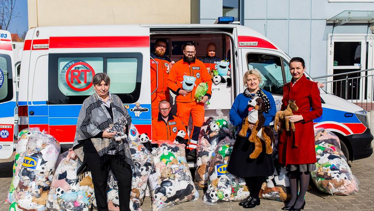 Pluszowe maskotki są nietypowym, ale niezwykle ważnym elementem wyposażenia karetek. Zabawki zostały przekazane Krakowskiemu Pogotowiu Ratunkowemu przez sklep Ikea, który zorganizował tę akcję już po raz szósty.