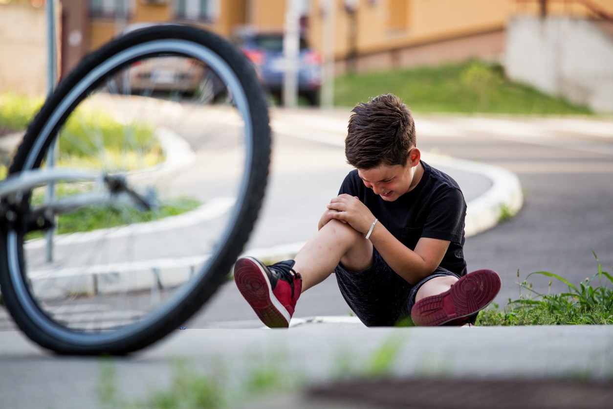 Pád z bicykla či kolobežky patrí k najčastejším úrazom, pri ktorých rozhoduje rýchle posúdenie situácie rodičom.