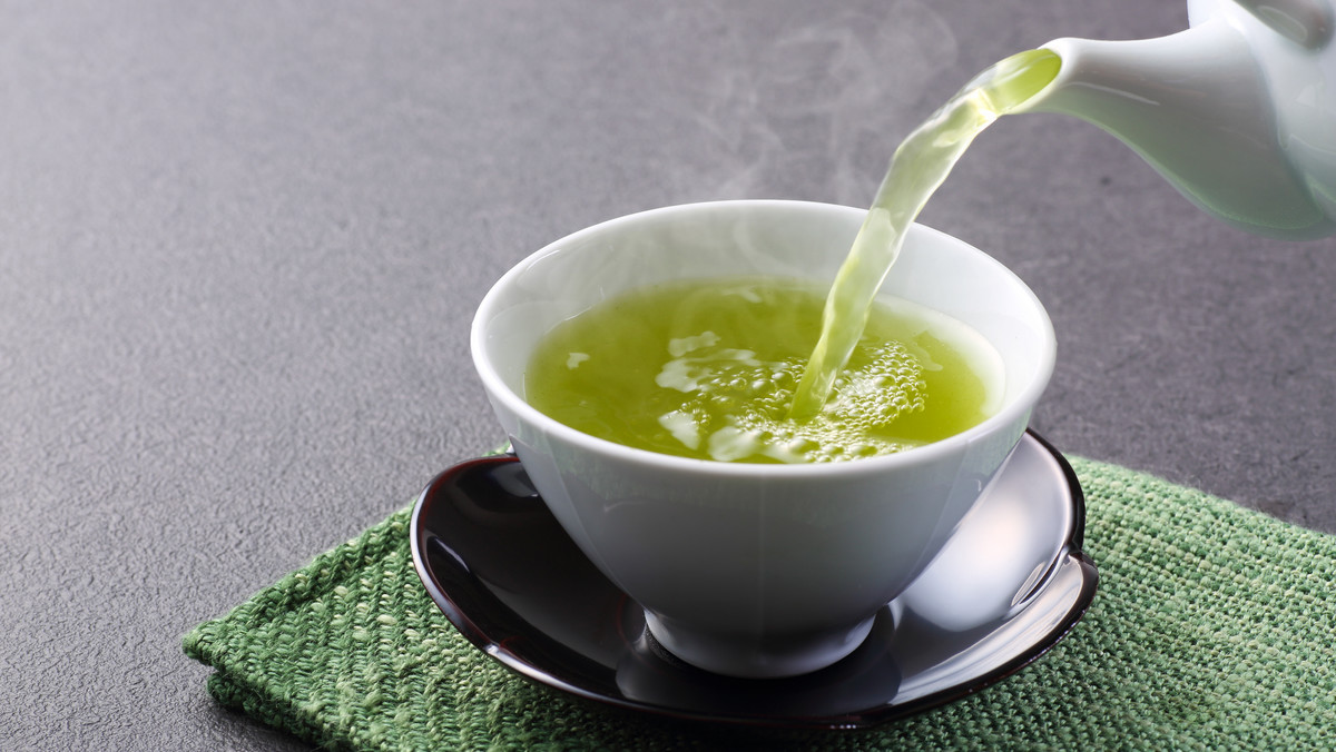 Herbata to jeden z ulubionych gorących napojów Polaków, choć oczywiście można ją także pić w wersji chłodnej, a nawet tzw. mrożonej. Polacy są przede wszystkim miłośnikami herbaty czarnej, szczególnie podawanej z cukrem lub miodem oraz cytryną. Coraz bardziej jednak rośnie także popularność zielonej herbaty. Czym powinna odznaczać się dobra zielona herbata? Jak wybrać najlepszą? Na jakie herbaty warto się skusić, a jakie lepiej omijać szerokim łukiem? Tego wszystkiego dowiecie się z poniższego artykułu.
