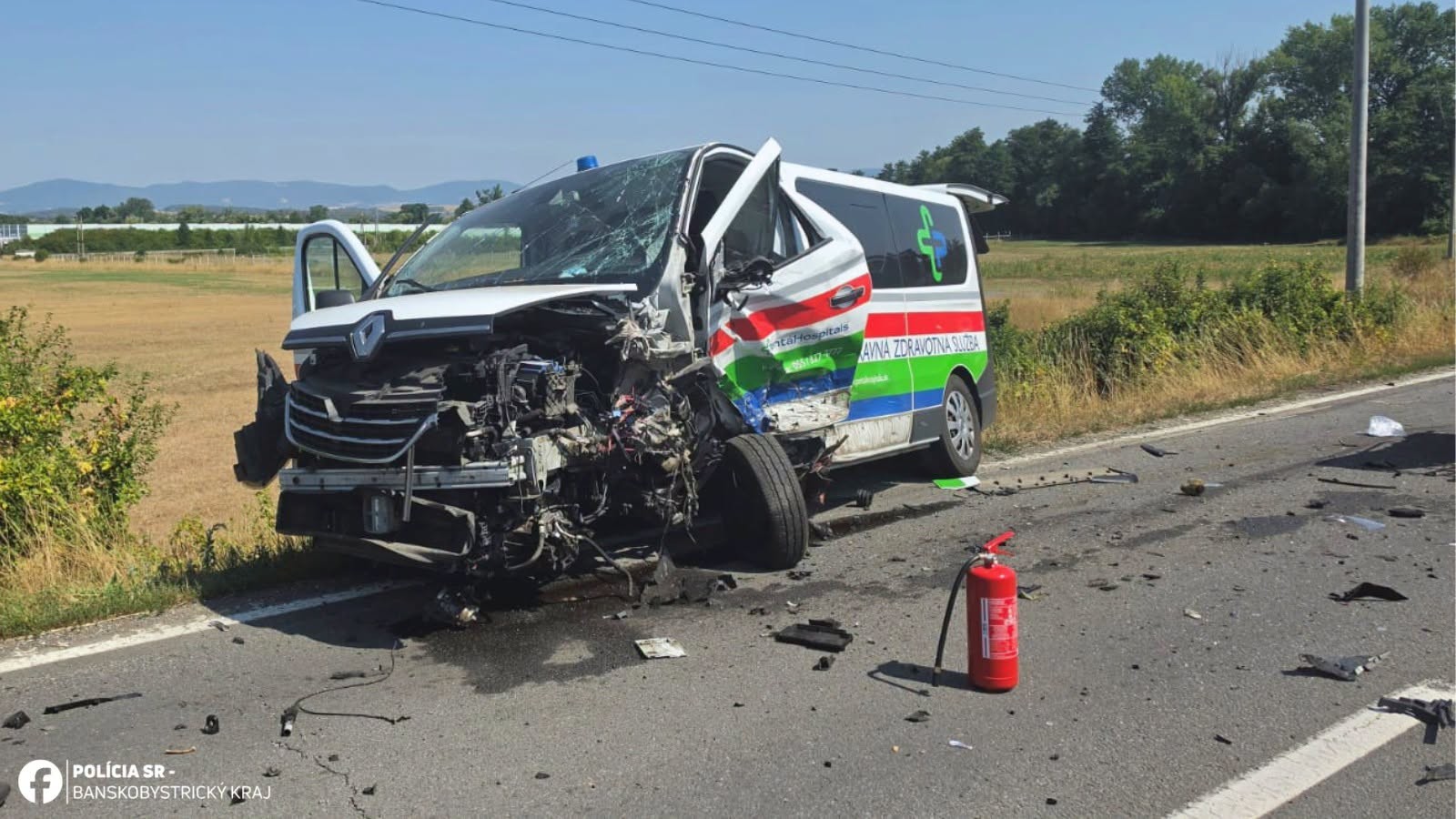 Nehoda sanitky a auta pri Lehôtke pod Brehmi si vyžiadala päť zranených.