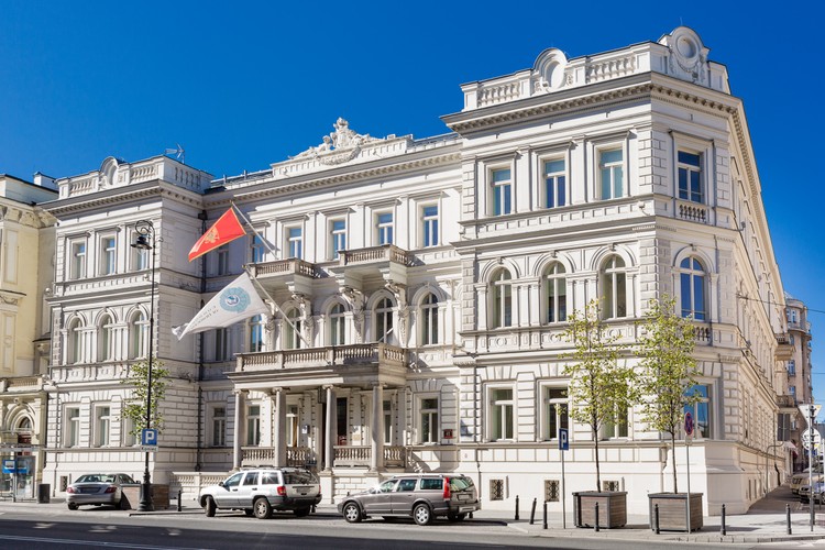 Royal Trakt Office <br>
Dwie z kilkunastu posiadanych nieruchomości zaprezentuje IVG Poland. Pierwszym będzie Royal Trakt Office, odrestaurowany budynek z 1876 r. Teraz mieszczą się tam nowoczesne biura klasy A.