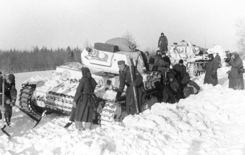 Niemiecki czołg PzKpfw IV zakopany w śniegu w grudniu 1941 r.