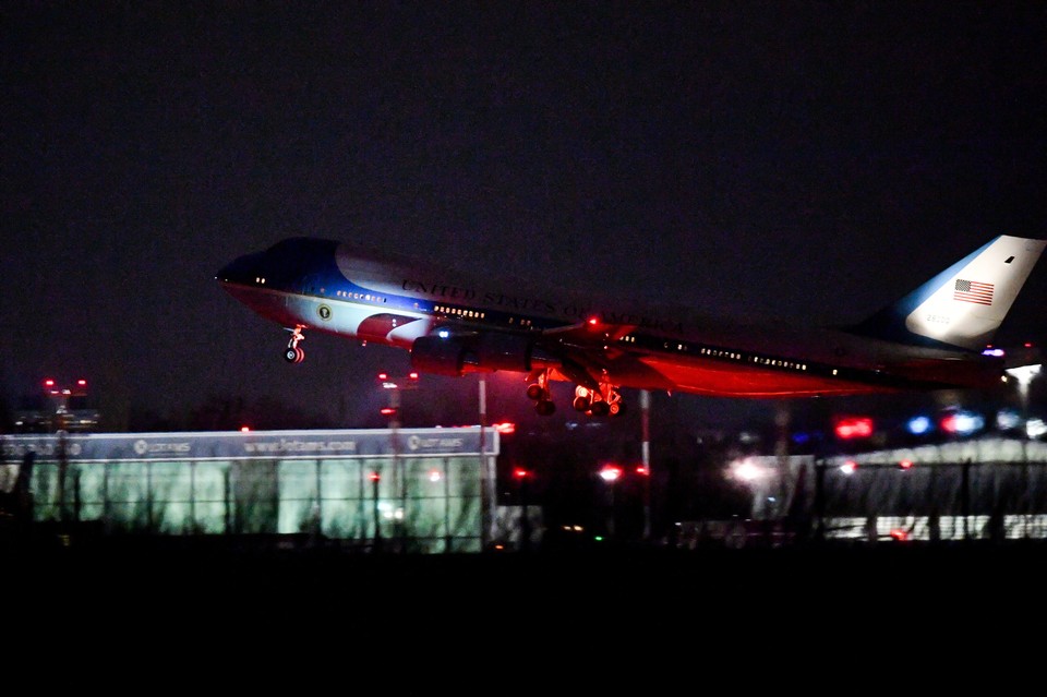 Samolot Air Force One, z prezydentem Stanów Zjednoczonych Joe Bidenem na pokładzie, odlatuje z lotniska w Warszawie