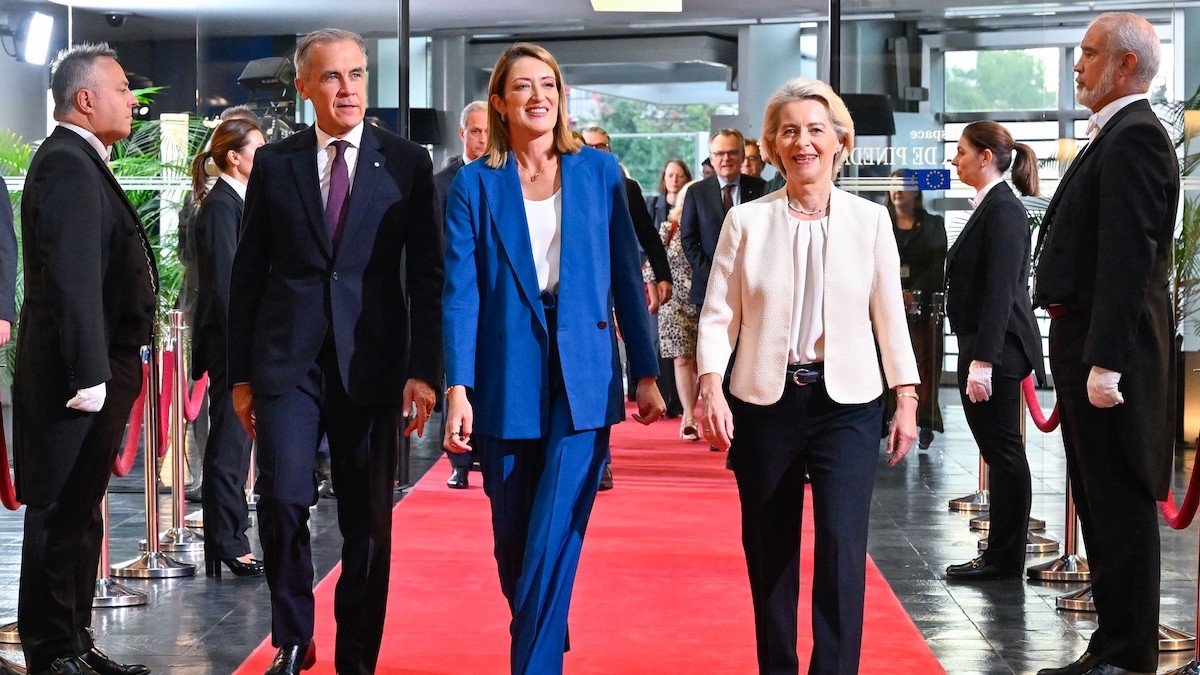 Predsedníčka Európskeho parlamentu Roberta Metsolová a Ursula von der Leyenová vítajú kanadského premiéra Marka Carneyho.