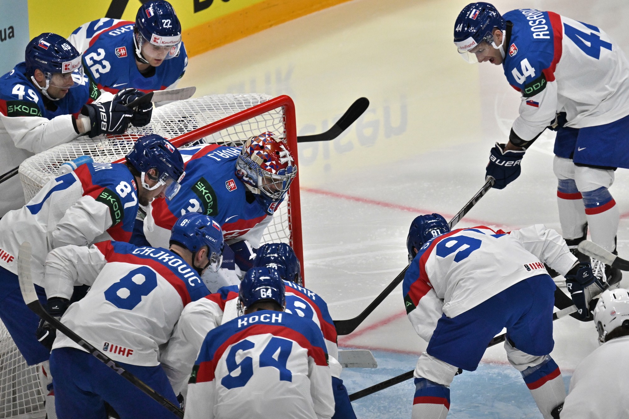 Slovenskí hokejisti pred zápasom s Rakúskom. 