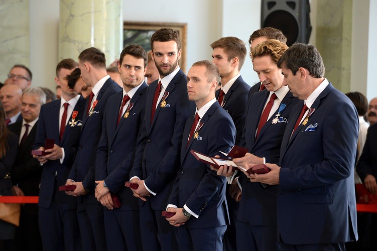 Spotkanie prezydenta Bronisława Komorowskiego ze złotymi medalistami mistrzostw świata siatkarzy w Pałacu Prezydenckim w Warszawie