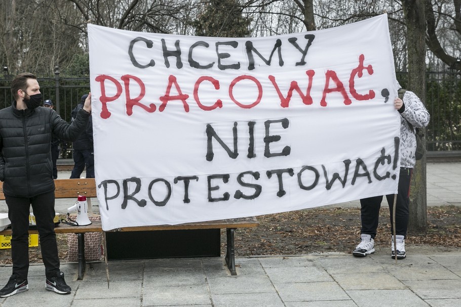 Lockdown w czasie popularnej wśród Polaków majówki spowoduje, że hotele i restauracje nie odrobią strat z poprzednich miesięcy. Na zdjęciu marcowy protest hotelarzy z Warmii i Mazur z powodu zamknięcia branży z powodu fali zachorowań na COVID-19.