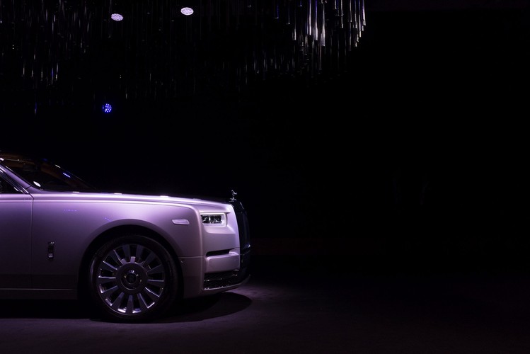 Pierwsze egzemplarze nowego samochodu wyjadą na ulice na początku 2018 roku. Jego cena w wersji podstawowej rozpoczyna się od pół miliona dolarów.