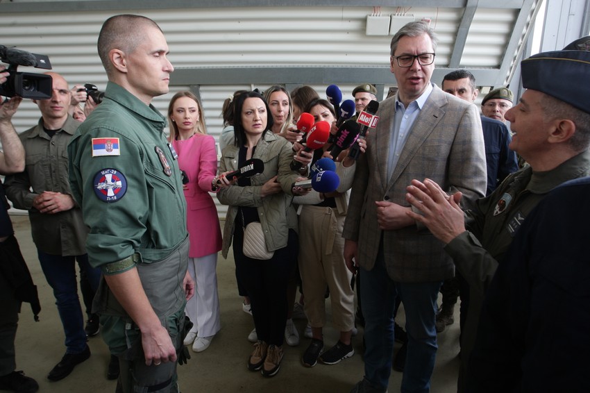 Vučić je poručio da sledeći put treba srušiti nepoznatu letelicu u našem vazdušnom prostoru