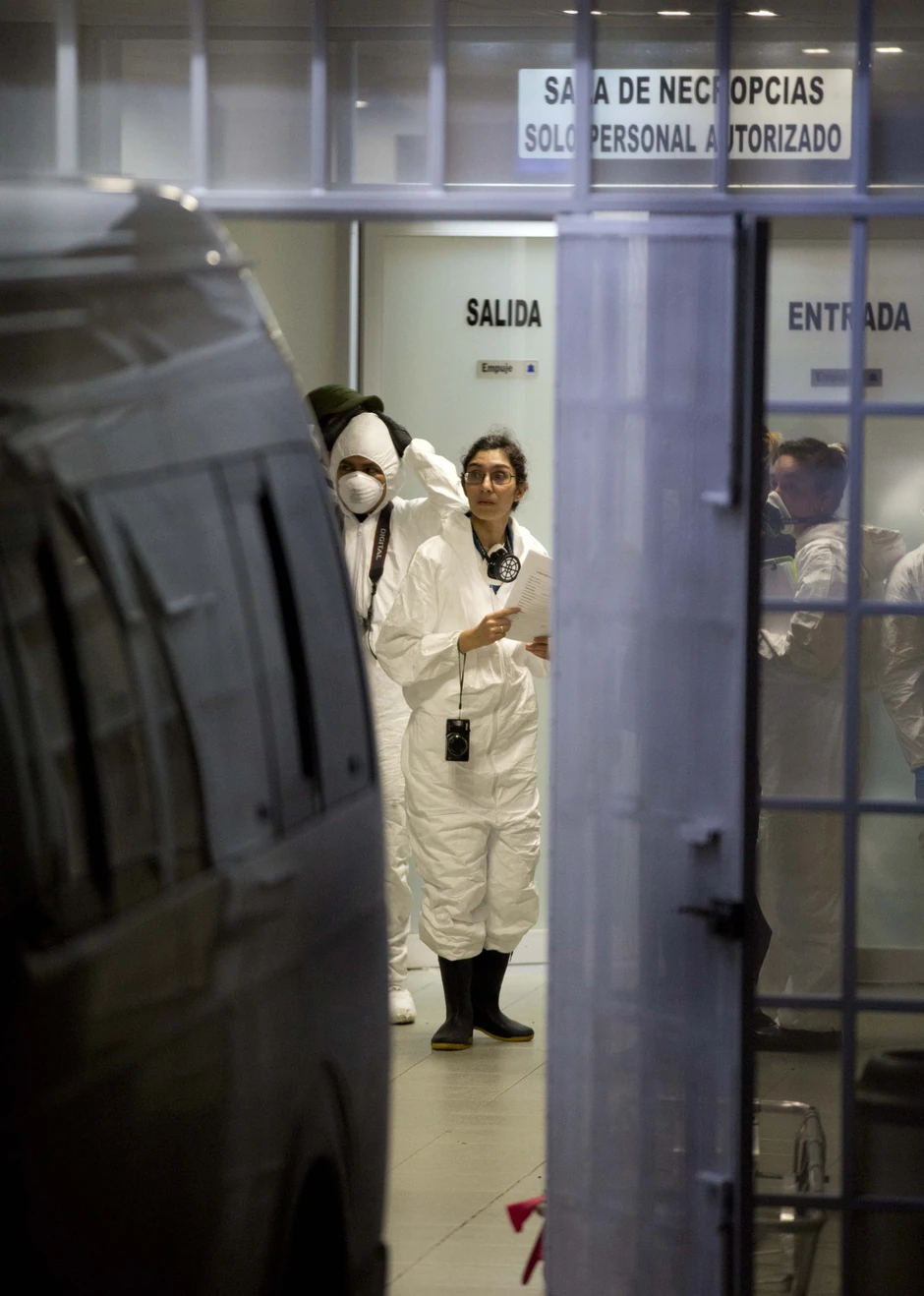 Forenzičari ispituju pronađena tela