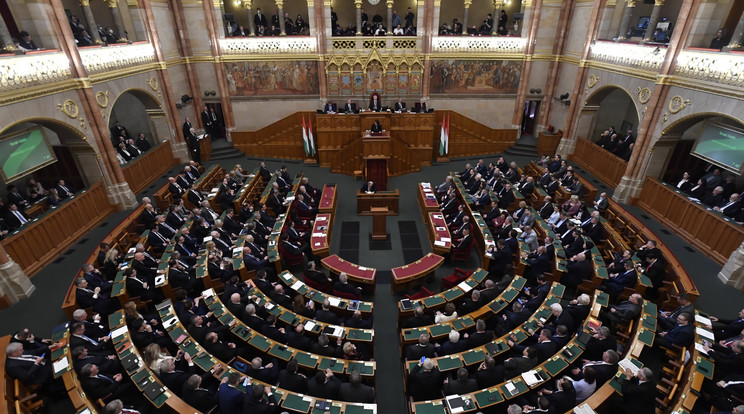 Hosszú menetnek ígérkezik a parlamenti ülés előkészítése/Fotó: MTI/Máthé Zoltán
