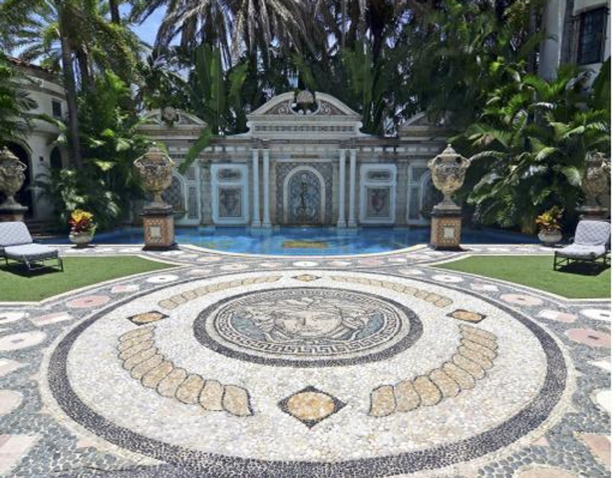 Willa Versace sprzedana. Obniżka sięgnęła ponad 80 mln dolarów