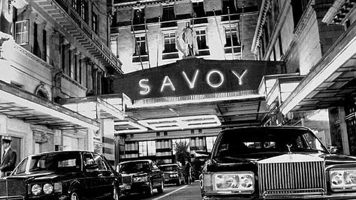 Dokładnie o godzinie 10.10 w dniu 10.10.2010 otworzono najsłynniejszy londyński hotel Savoy. Po trwającym trzy lata i kosztującym ok. 220 mln funtów remoncie hucznie świętowano otwarcie podwoi hotelu dla gości.