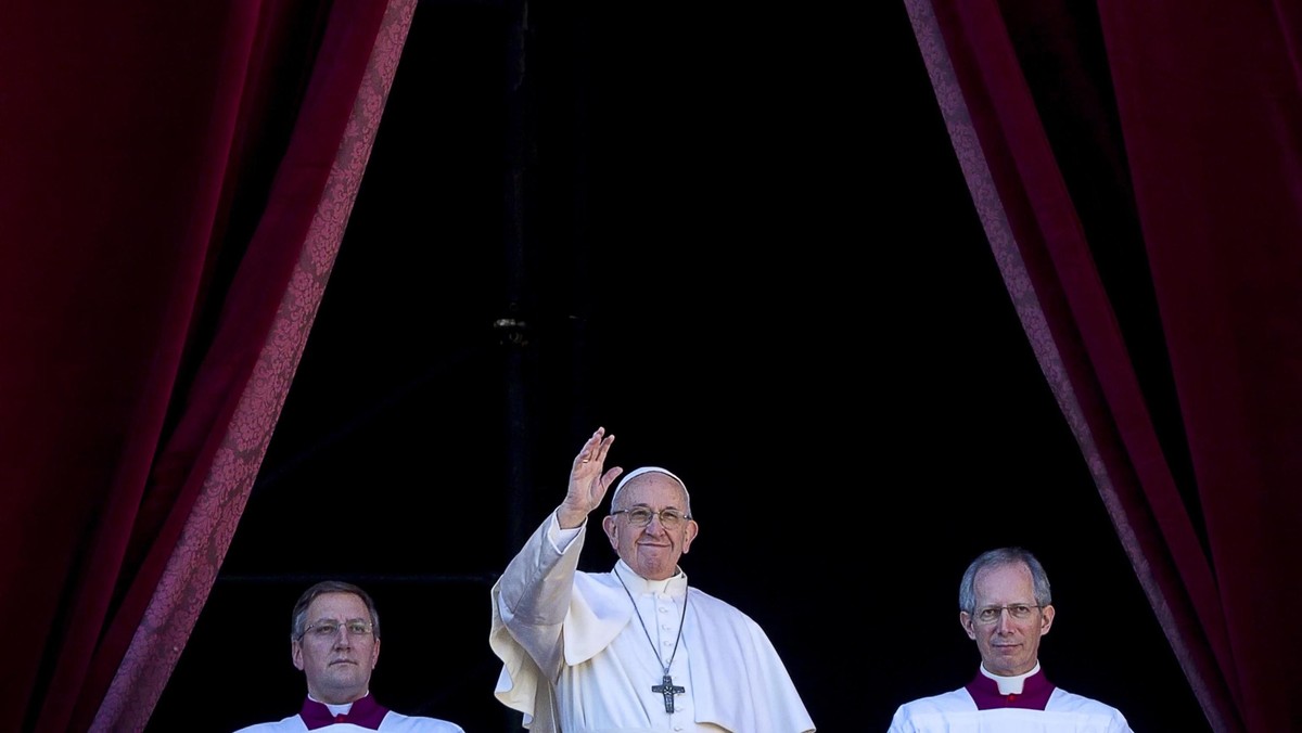 Papież Franciszek w orędziu na Boże Narodzenie mówił, że u podstaw chrześcijańskiej wizji ludzkości leży prawda o tym, że wszyscy są braćmi. Apelował o zdecydowane działania na rzecz rozwiązania konfliktu w Syrii i kontynuowanie procesu zbliżenia obu Korei.