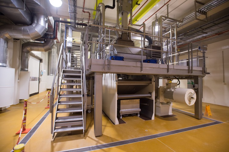 W tym celu wybudowano nawet halę produkcyjną (za ok. 190 mln zł), tuż obok właśnie otwieranej inwestycji. Jednak produkcja płatków śniadaniowych nigdy nie ruszyła.<br> Na zdjęciu: Nowo otwarta fabryka chipsów Pringles w Kutnie.<br><br> fot. (zuz) PAP/Grzegorz Michałowski