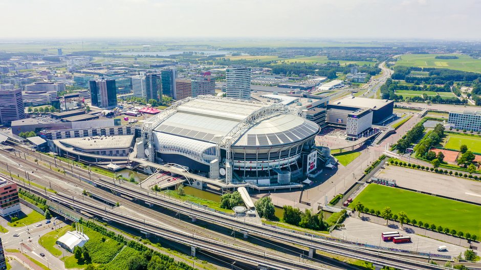 Zaprojektowany na potrzeby Amsterdam ArenA system wykorzystał 280 akumulatorów z odzysku fot. Maykova Galina