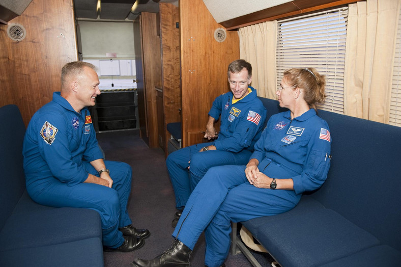 Astronauci Doug Hurley, Chris Ferguson i Sandy Magnus na pokładzie Astrovana (2011 r.)