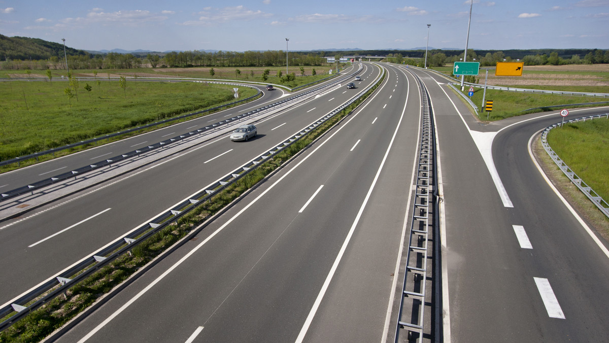 Podsekretarz stanu w Ministerstwie Infrastruktury i Budownictwa Jerzy Szmit podpisał dzisiaj w urzędzie wojewódzkim, w obecności wojewody Mikołaja Bogdanowicza oraz posłów Prawa i Sprawiedliwości Piotr Króla i Jana Krzysztofa Ardanowskiego, decyzję o realizacji do 2022 roku drogi ekspresowej S10 między Bydgoszczą a Toruniem.