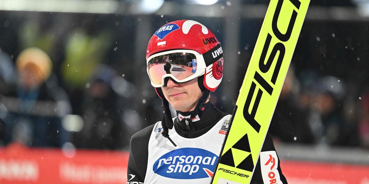 Kamil Stoch stracił w kwalifikacja do liderującej dwójki prawie 70 punktów... 