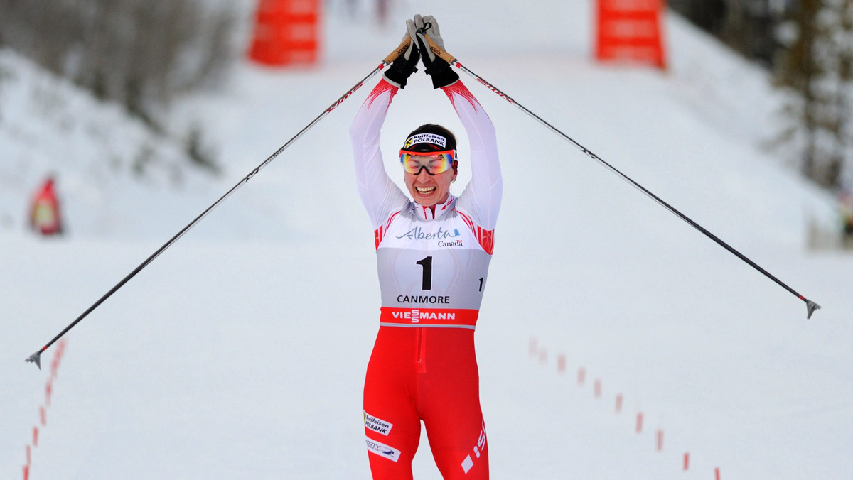 Justyna Kowalczyk zwyciężyła w biegu łączonym 2x7,5 km (st. klasycznym i st. dowolnym) zaliczanym do klasyfikacji Pucharu Świata w kanadyjskim Canmore. Wygrana Polki oznacza, iż została ona nową liderką PŚ. Punkty zdobyła natomiast druga z naszych reprezentantek - Paulina Maciuszek.