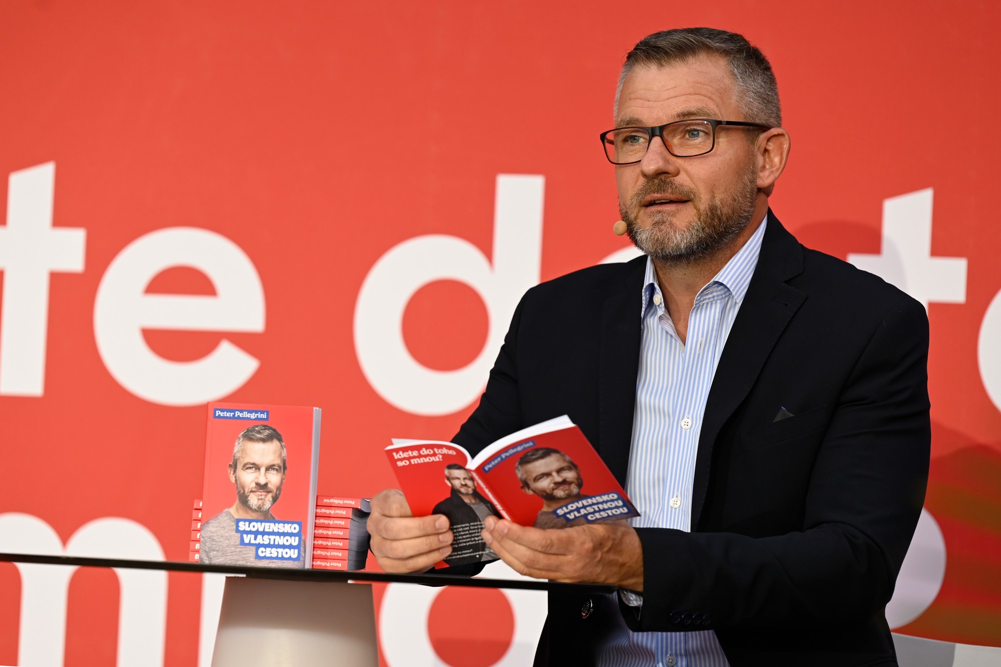 Predseda strany HLAS-SD Peter Pellegrini číta zo svojej knihy Peter Pellegrini: Slovensko vlastnou cestou.