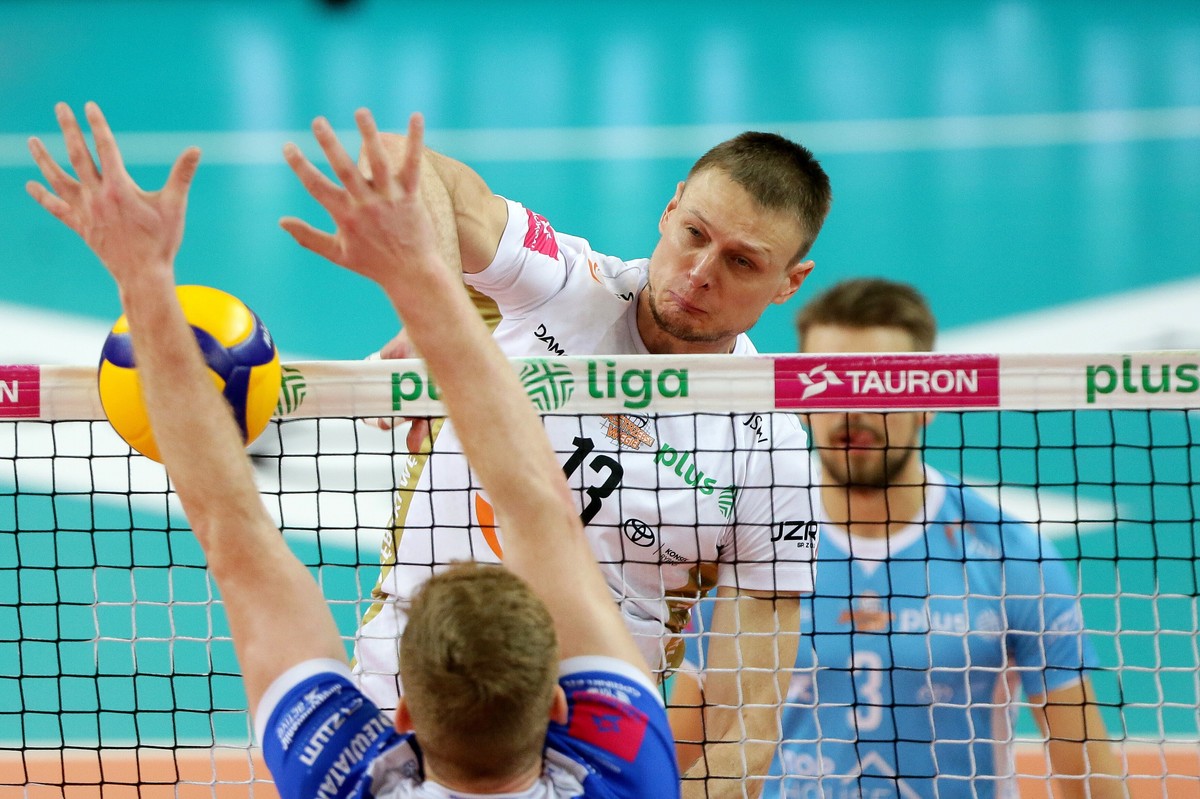 Siatkarz Jastrzębskiego Węgla Jurij Gladyr (tył) podczas meczu Ekstraklasy ze Ślepskiem Malow Suwałki