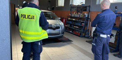 Leżał na ulicy i zginął, bo został przejechany. Policja szybko wpadła na trop 56-latki z toyoty