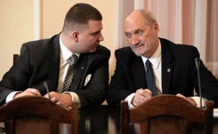 Czego Macierewicz szukał w rozprutej kasie pancernej? Marek Biernacki pyta w liście do prezydenta Dudy