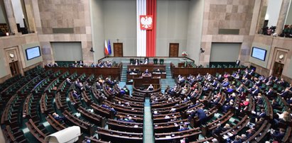 Skandal w Sejmie. Zamiast przysłuchiwać się debacie, posłowie robili coś zupełnie innego. Wymowne zdjęcia