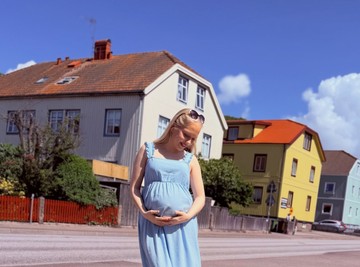 TRUDNOJ ZVEZDI GRANDA ĆERKA PRIREDILA DAN ZA OPUŠTANJE: Stavila joj masku, namazala stomak i pustila muziku! (Foto)