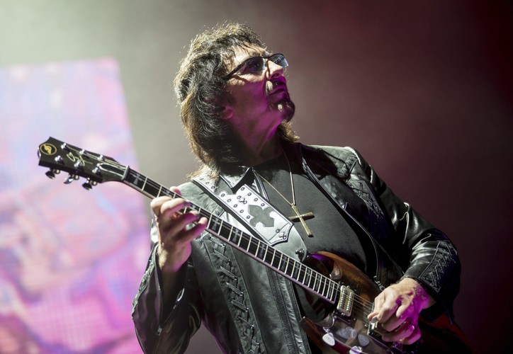 Tony Iommi podczas koncertu w Papp Laszlo Budapest Sports Arena