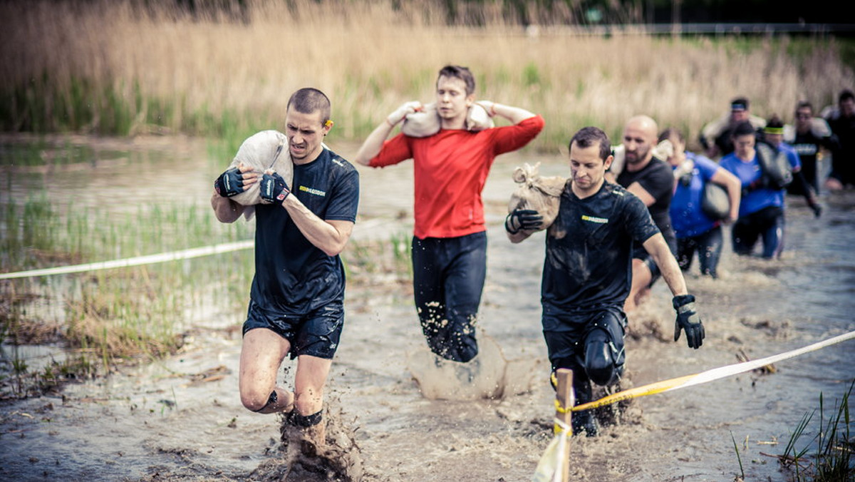 Prawie 1200 osób ukończyło Runmageddon Classic, ekstremalny bieg przez przeszkody, który odbył się na warszawskim Torze Służewiec. Najszybciej z 12 kilometrową trasą i 50 przeszkodami poradzili sobie Grzegorz Szczechla z Ustronia oraz Magdalena Szulc z Warszawy. Z Runmageddonem zmierzyła się również modelka Ilona Felicjańska, która w towarzystwie swoich synów dotarła na metę cała i zdrowa. Impreza upłynęła pod znakiem doskonałej zabawy, a na metę zawodnicy docierali kompletnie ubłoceni, zmęczeni, ale uśmiechnięci. Kolejna impreza Runmageddonu, tym razem w formule Rekrut i Hardcore, odbędzie się w Myślenicach w ostatni weekend maja.