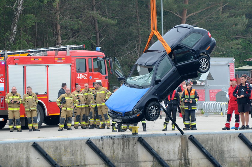 Mrzeżyno. Samochód wjechał do kanału portowego. Nie żyje