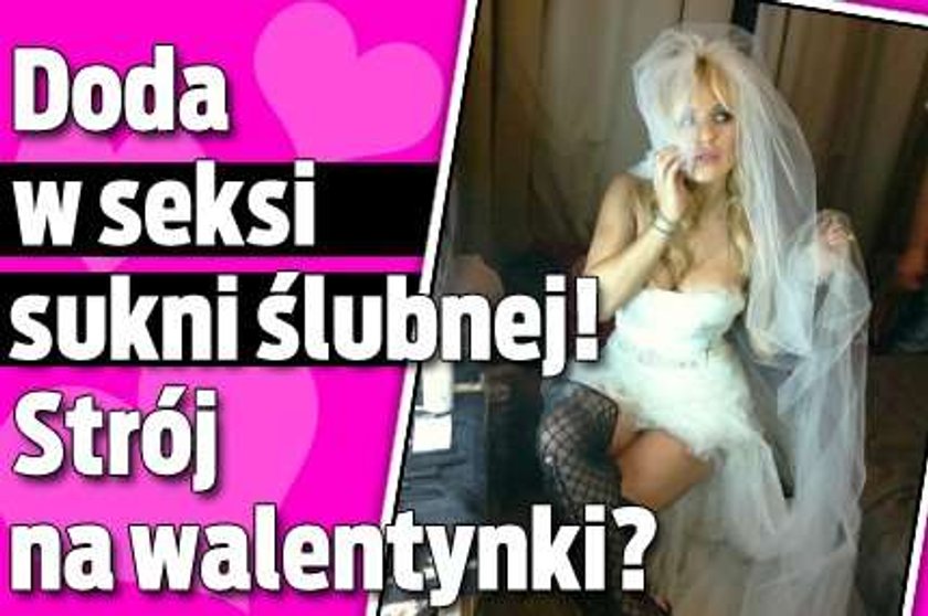 Doda w seksi sukni ślubnej! Strój na walentynki?