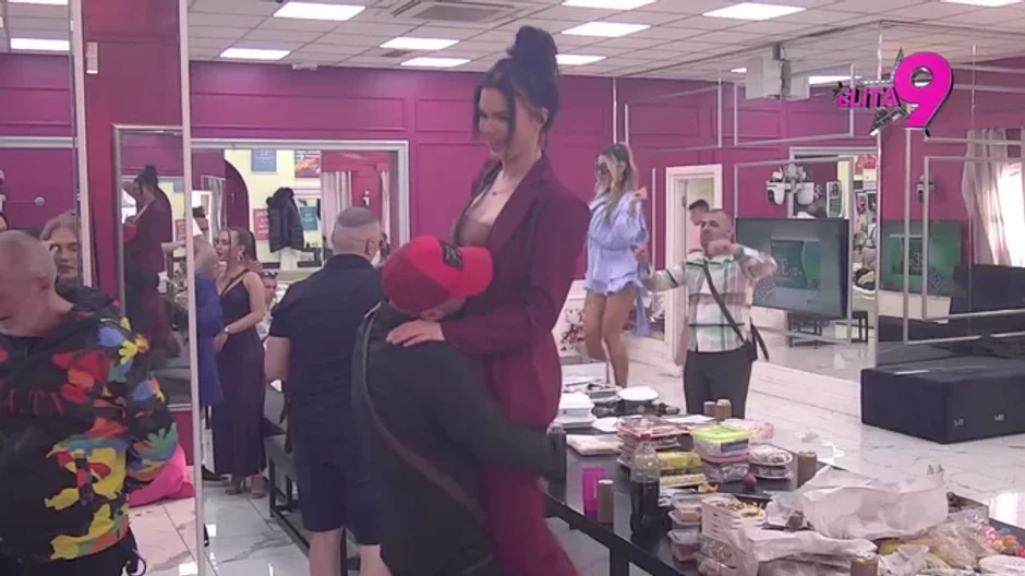 Luka ljubi trudnu Anitu u stomak: Cveta ljubav u Eliti 9