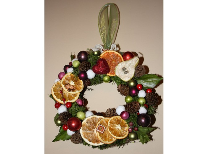 Soczysty wianek z suszonymi owocami, szyszkami i bombkami. Autorka: Marta Jarosińska-Mańka