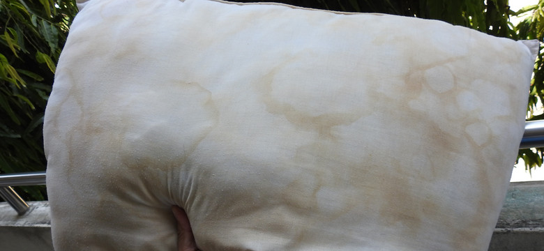 Jak usunąć plamy potu z poduszki? Oto najskuteczniejsze triki 