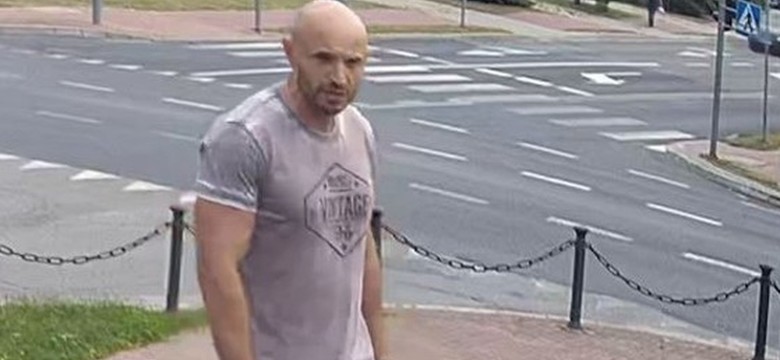 Ten mężczyzna usiadł na barkach posągu Lecha Kaczyńskiego. Policja publikuje jego wizerunek