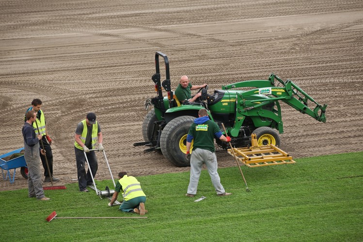 Układają trawę na Stadionie Narodowym. Czy znów grozi nam kompromitacja na oczach świata?