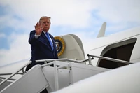 Wielkie ucieczki Donalda Trumpa. Ciężarówką z cateringiem przed Irańczykami, opancerzonym wózkiem spod lufy zamachowca