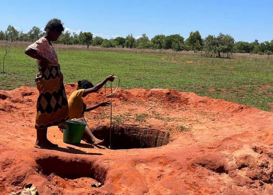 Czerpanie wody ze studni w Madagaskarze