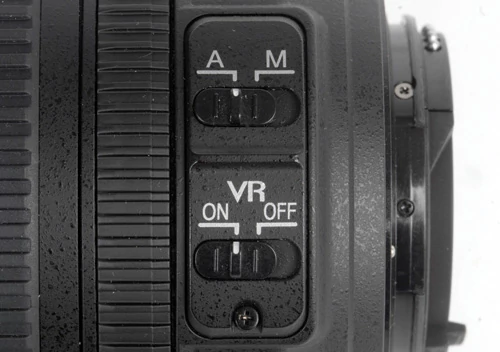 Kitowy obiektyw Nikkor w Nikonie D3100 wyposażony jest w stabilizację obrazu VR. Silniczek znajduje się w obiektywnie, a nie w body. Na rynku dostepny jest także tańszy zestaw, z obiektywem bez stabilizacji