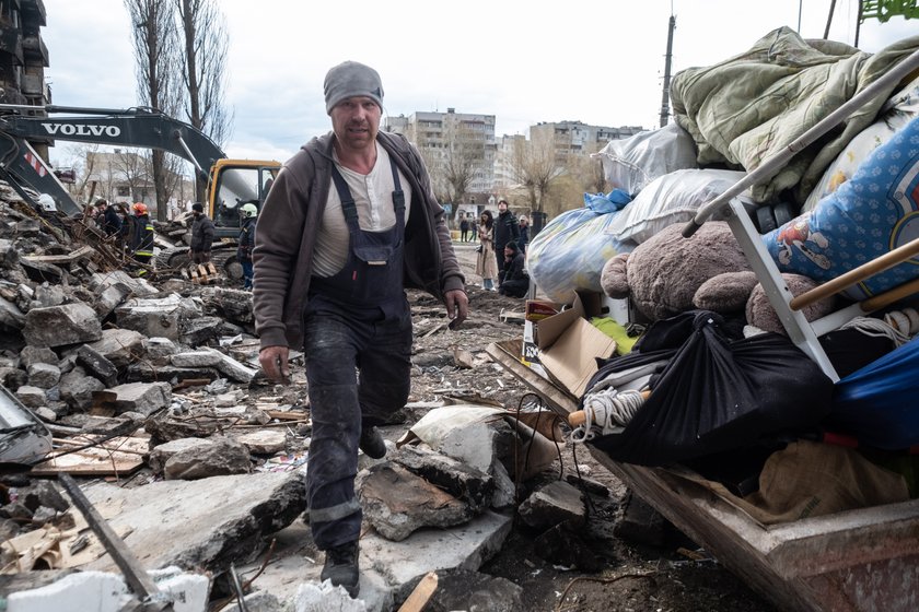 Pralka, materac, pościel, parę tobołków - tyle uratowali z mieszkania po wybuchu bomby