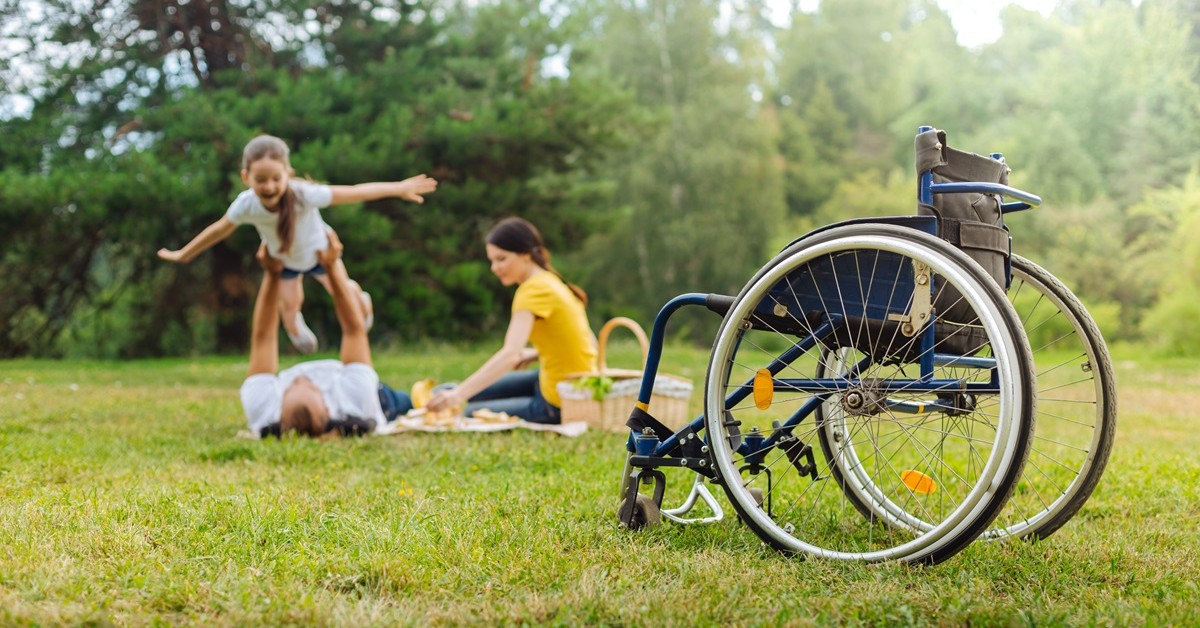 Świadczenie pielęgnacyjne 2026: Znamy oficjalną kwotę (3386 zł). Kto ma prawo do podwójnego wsparcia?